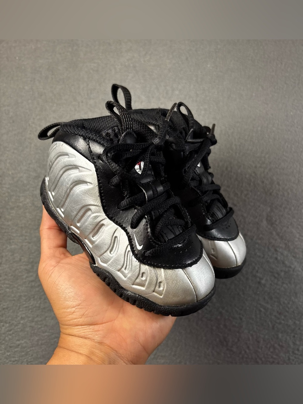 Nike Air Foamposite One black & silver trainers size 6C